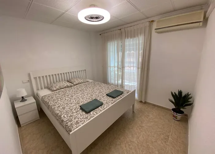 Ilona With Sea View, Swimming Pool And Garage Apartamento *